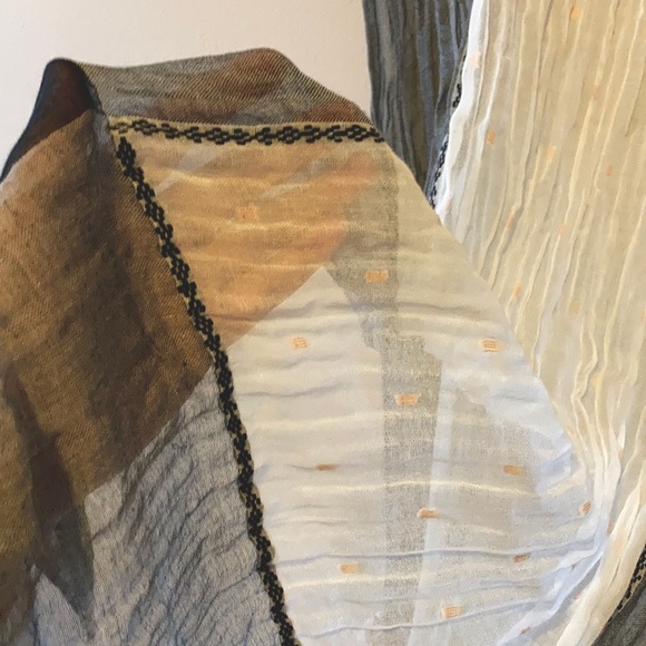 American Eagle, Black and White Scarf w/Tassels - Picture 7 of 9